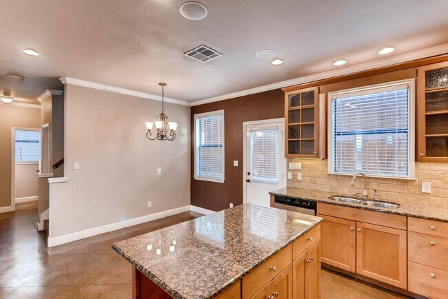 Building Photo - 906 Juniper St, Austin, Texas 78702