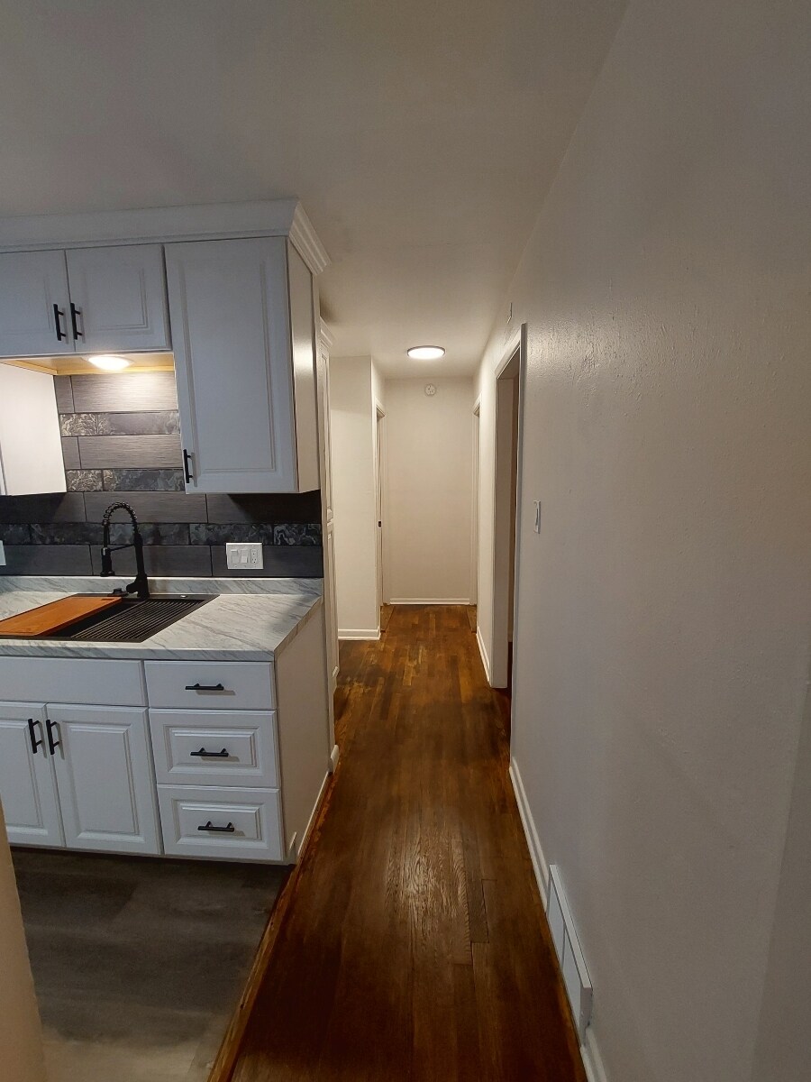 Building Photo - 335 Valley Dr