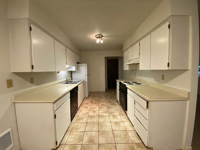 Building Photo - Application Pending - 3 Bedroom Condo for Rent - Hood River