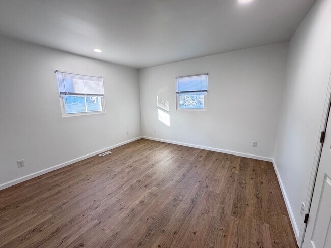 Building Photo - 3 Bedroom, 1 bath house with a bonus room