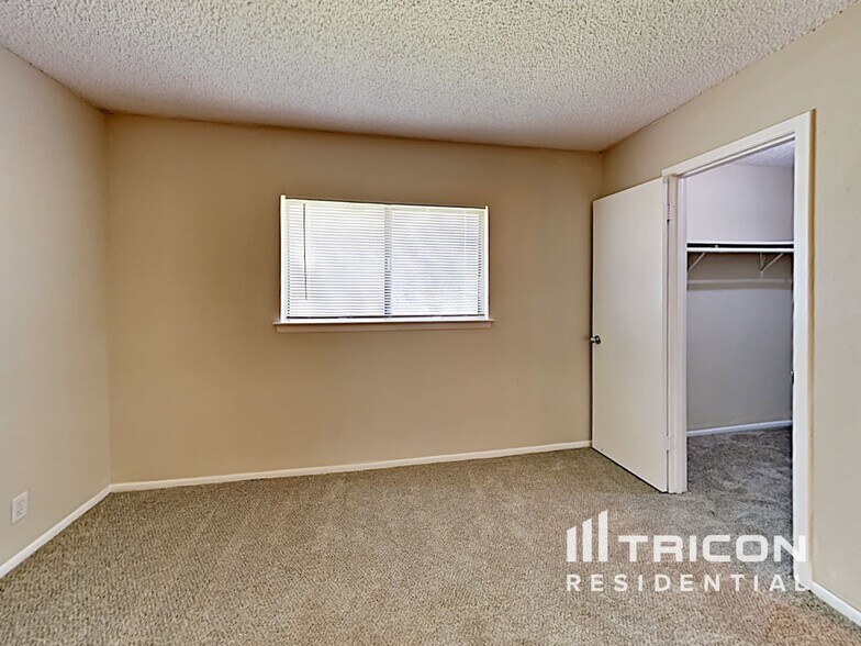 Building Photo - 827 Thornedike Dr