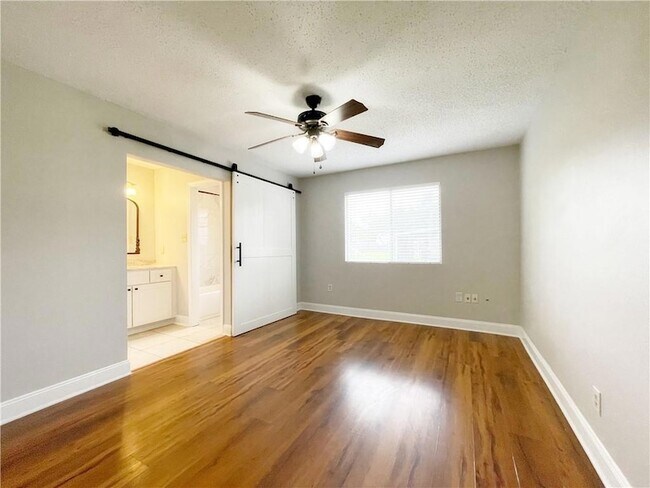 Building Photo - 301 Somerset Dr