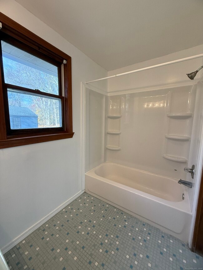 Building Photo - 74 Grove Beach Rd N