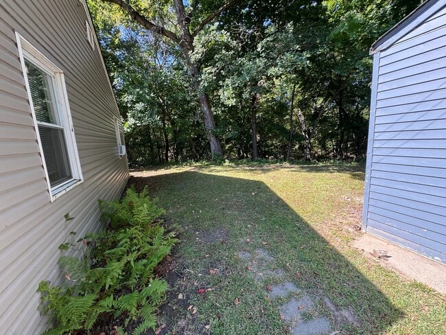 Building Photo - 3 Bedroom Molette with Ravine Views – $1300