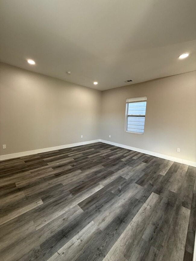 Building Photo - Newly Renovated 2 bedroom in Lincoln- Larimer