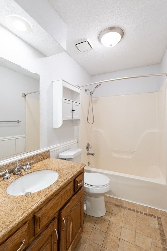 Building Photo - 4 Bed home in Olathe- Quick access to I-35