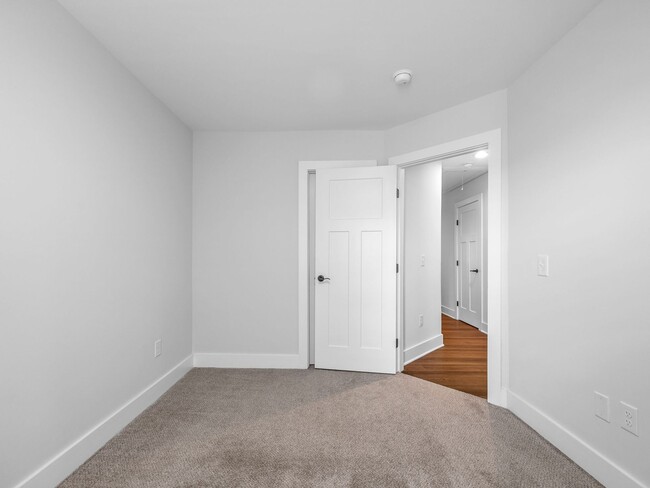 Building Photo - 3 Bed, 2.5 Bath - Lucky Penny End Unit