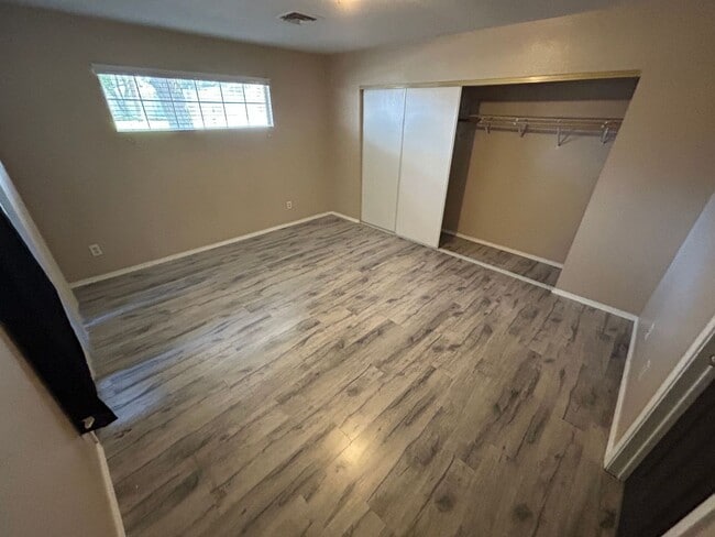 Building Photo - SMALL PET-FRIENDLY CONDO – 2 BED / 2 BATH