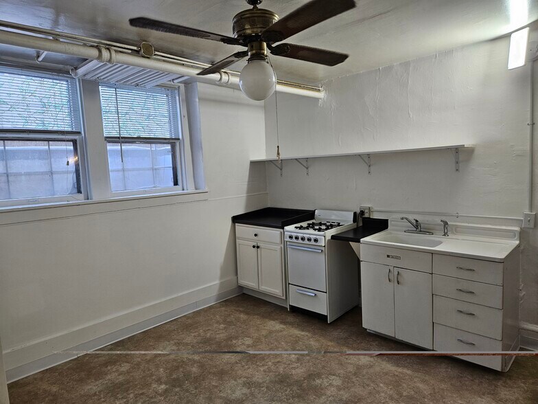 Building Photo - 2910 James Ave S