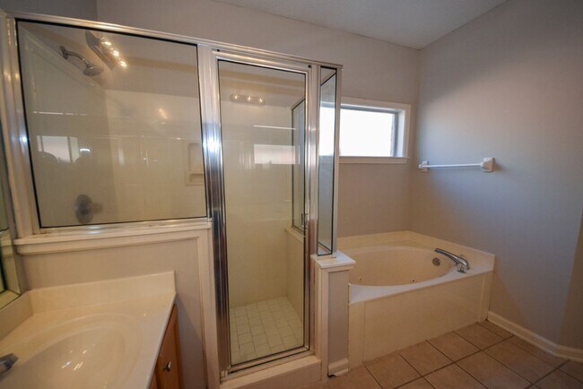 Building Photo - Great 3 bed, 2 bath home in Cordova with wonderful curb appeal.