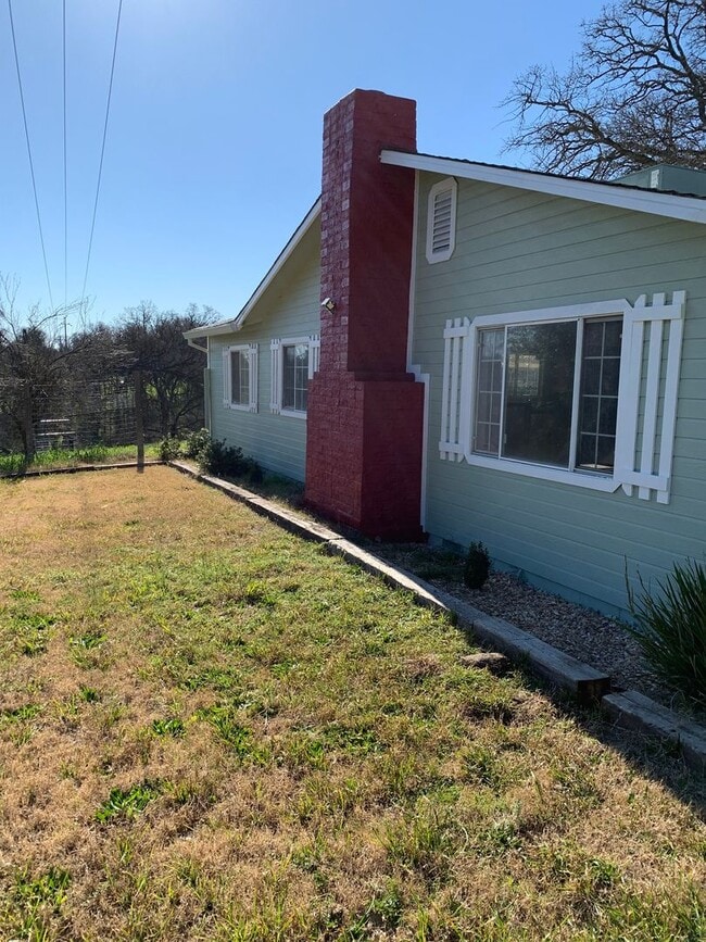Building Photo - Country Home!