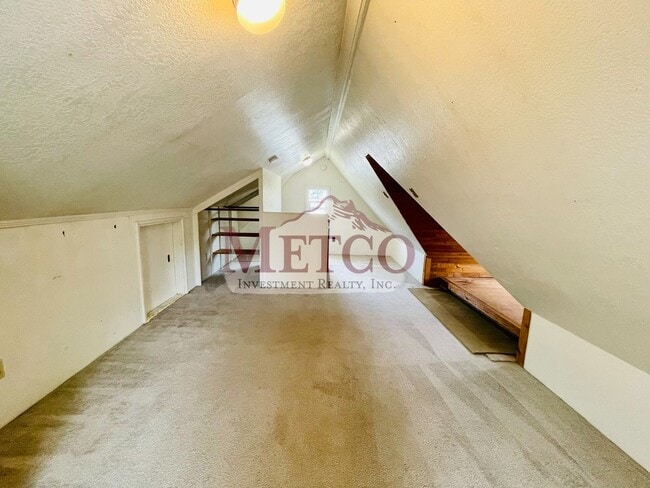 Building Photo - 4 bedroom 1 1/2 bath home close to U of O