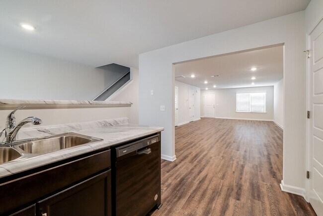 Building Photo - Open-Concept 3BED 2.5 BATH Townhome with Lawn Care Included!