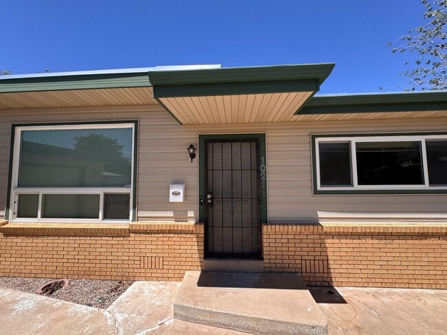 Building Photo - Beautiful 3 bedroom 2 bath.