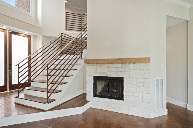 Building Photo - 513 W 22nd St