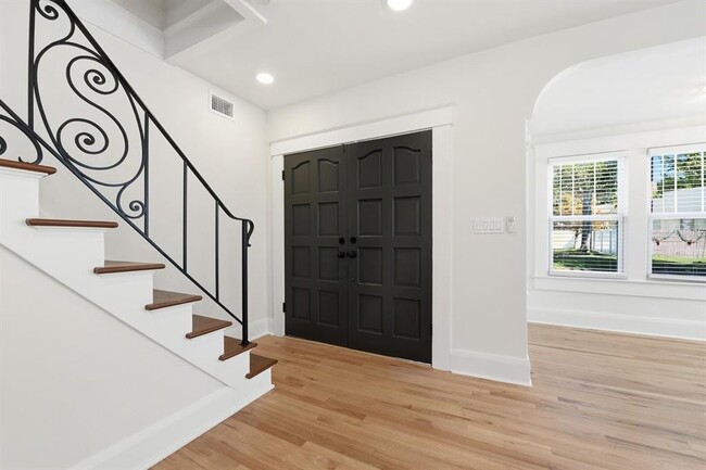 Building Photo - 1004 W Charter St