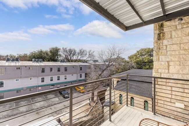 Building Photo - 207 W Johanna St