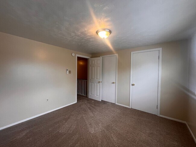 Building Photo - Remodeled Townhome Blocks from Penn State!