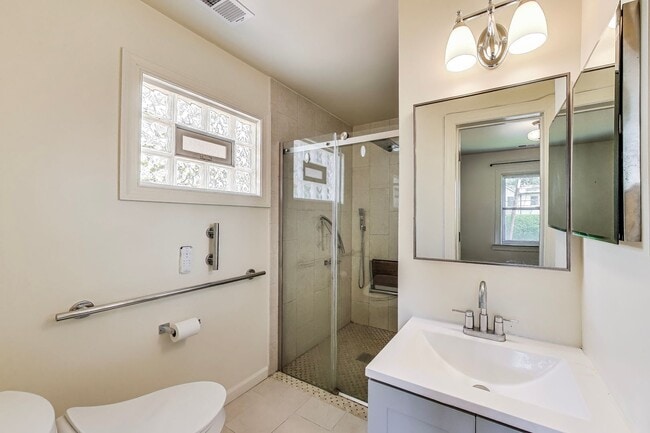 Building Photo - Cute 2 bed + Loft + 2 Bath SF w/ Fenced Yard
