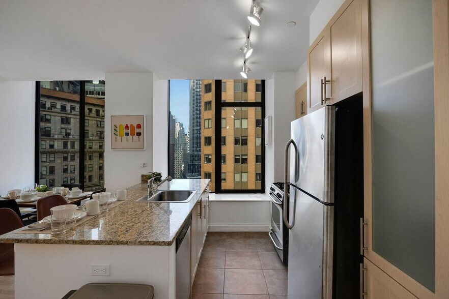 Building Photo - 10 Hanover Square