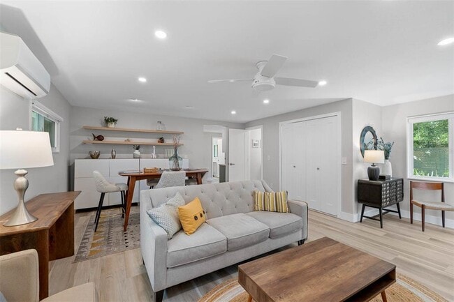 Building Photo - 228 E Harding St