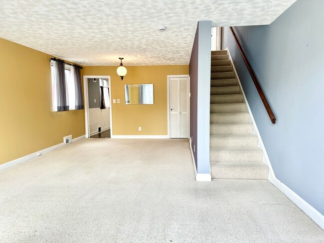 Building Photo - Charming 3-bedroom, 1.5-bathroom! Pets Wel...