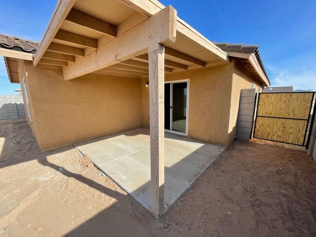 Building Photo - NEARLY NEW Home in the Desired Desert Sands Subdivision!