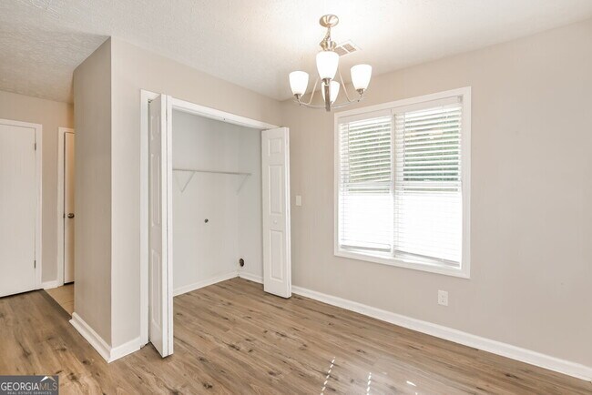 Building Photo - 353 Knollwood Ln