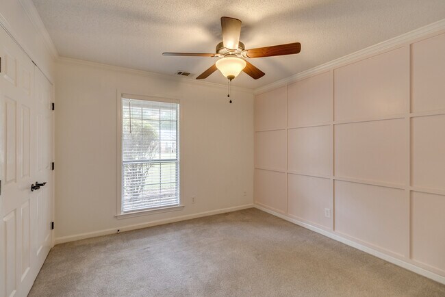 Building Photo - 397 Greenwich Dr