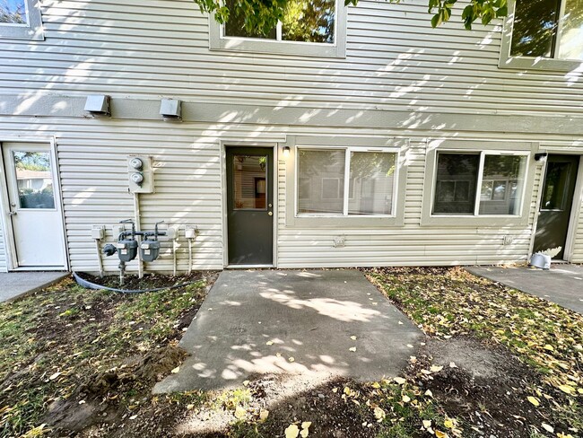 Building Photo - 2 Bedroom 1.5 Bath Townhome for Rent with ...