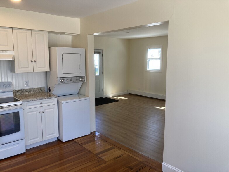 Building Photo - 10 Narragansett Ave