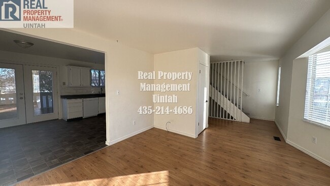 Building Photo - 3 Bedroom, 1.5 Bath Town home.