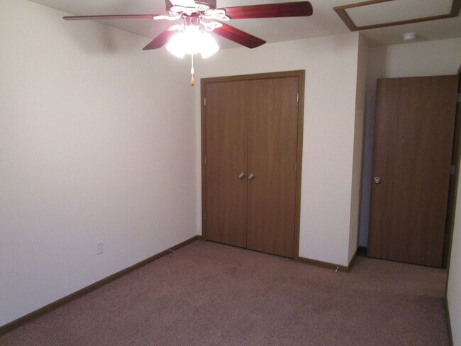 Building Photo - 501-503-503 Glenstone Dr