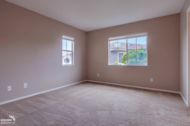 Building Photo - Beautifully 5Bdm 3.5Ba Home in Prime Location