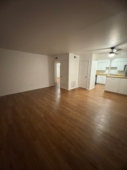 Living room/entry - 235 W Silver Sands Dr