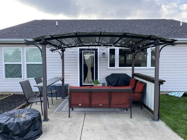 Building Photo - Ranch Style House with Fenced Backyard