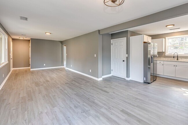 Building Photo - 4 Bedroom Glencliff Home With Garage