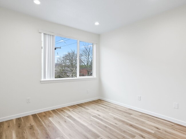 Building Photo - Vancouver Townhouses - Get 1 Month Free!