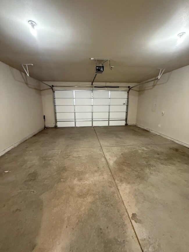 Building Photo - Lovely Corner Lot 3 Bedroom home with Land...