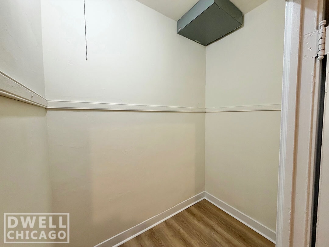 Building Photo - 2532 N Sawyer Ave