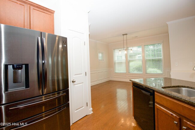 Building Photo - 104 Pine Hawk Dr