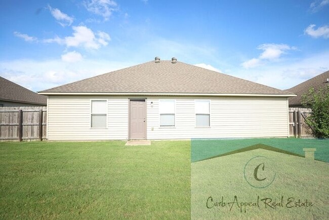 Building Photo - Beautiful 3 bed / 2 bath home with a fence...