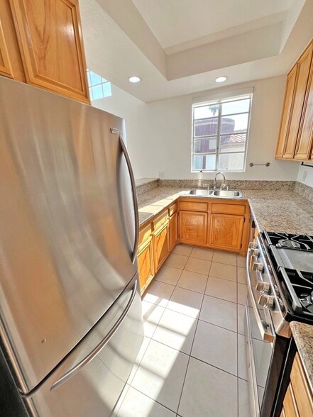 Building Photo - 15507 Moorpark St