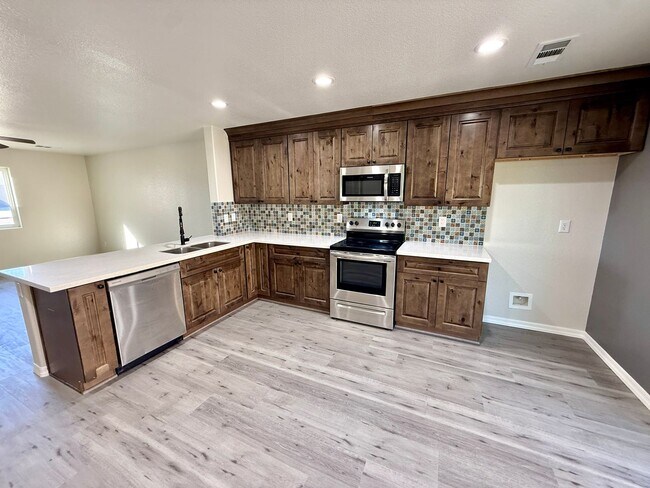 Building Photo - Modern 3 Bed, 2 Bath Home with Open Floor Plan & New Flooring – Fort Mohave- Available Now!