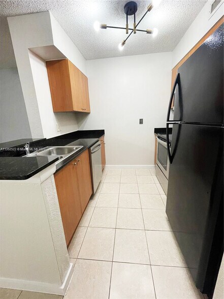 Building Photo - 2810 N Oakland Forest Dr