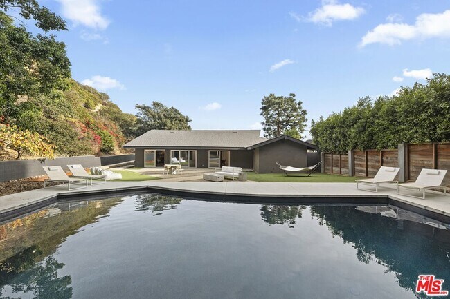 Building Photo - 9289 Swallow Dr