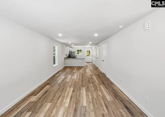 Building Photo - 255 Vanderbilt Rd