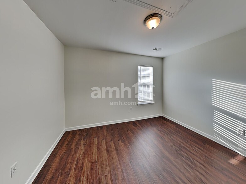 Building Photo - 406 Glencrest Dr