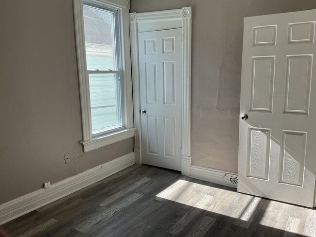 Building Photo - 4 bedroom single family home