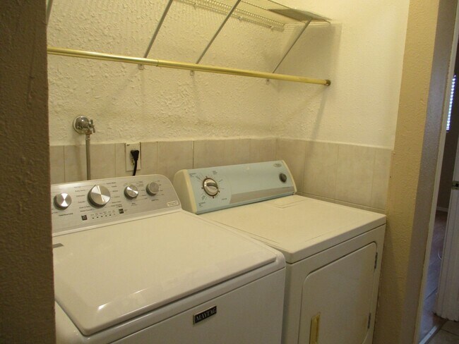 Building Photo - Very nice 2 bedroom 1.5 bath 1st floor condo